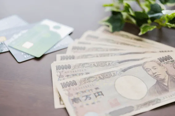 紙幣とキャッシュカード